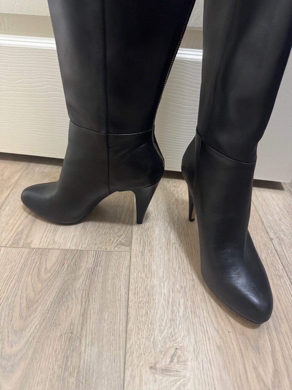 Banana Republic "Dayna" Black Knee-High Stiletto Boots with Gold Back Zip 8.5 - Picture 8 of 11